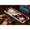 8bitdo retro mechanical keyboard fami edition, gaming toetsenbord (beige rood, us lay-out, kailh box white, bluetooth low energy, wireless 2.4g, usb)