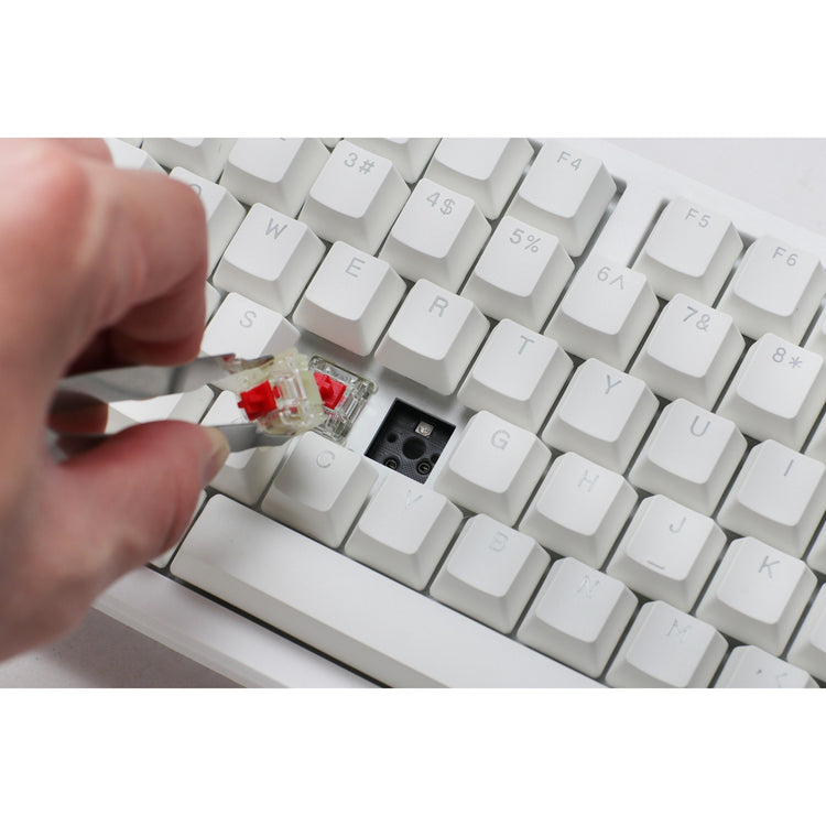 Ducky zero 6108 pure white rgb mechanisch gaming toetsenbord (wit, us lay-out (qwerty), cherry mx2a red, 100%, rgb leds, double-shot pbt, hot swap, 2.4ghz | bluetooth | usb-c)