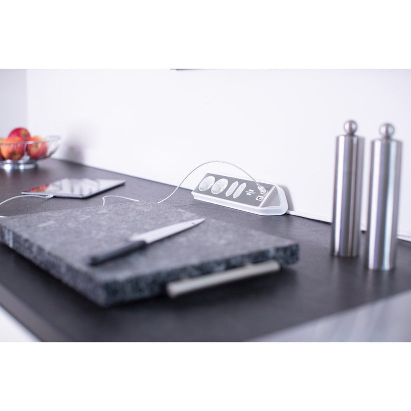 Brennenstuhl ®estilo hoekaansluitdoosstrook met usb laadfunctie 4-weg 2x beschermende contactdozen 2x euro zilver wit