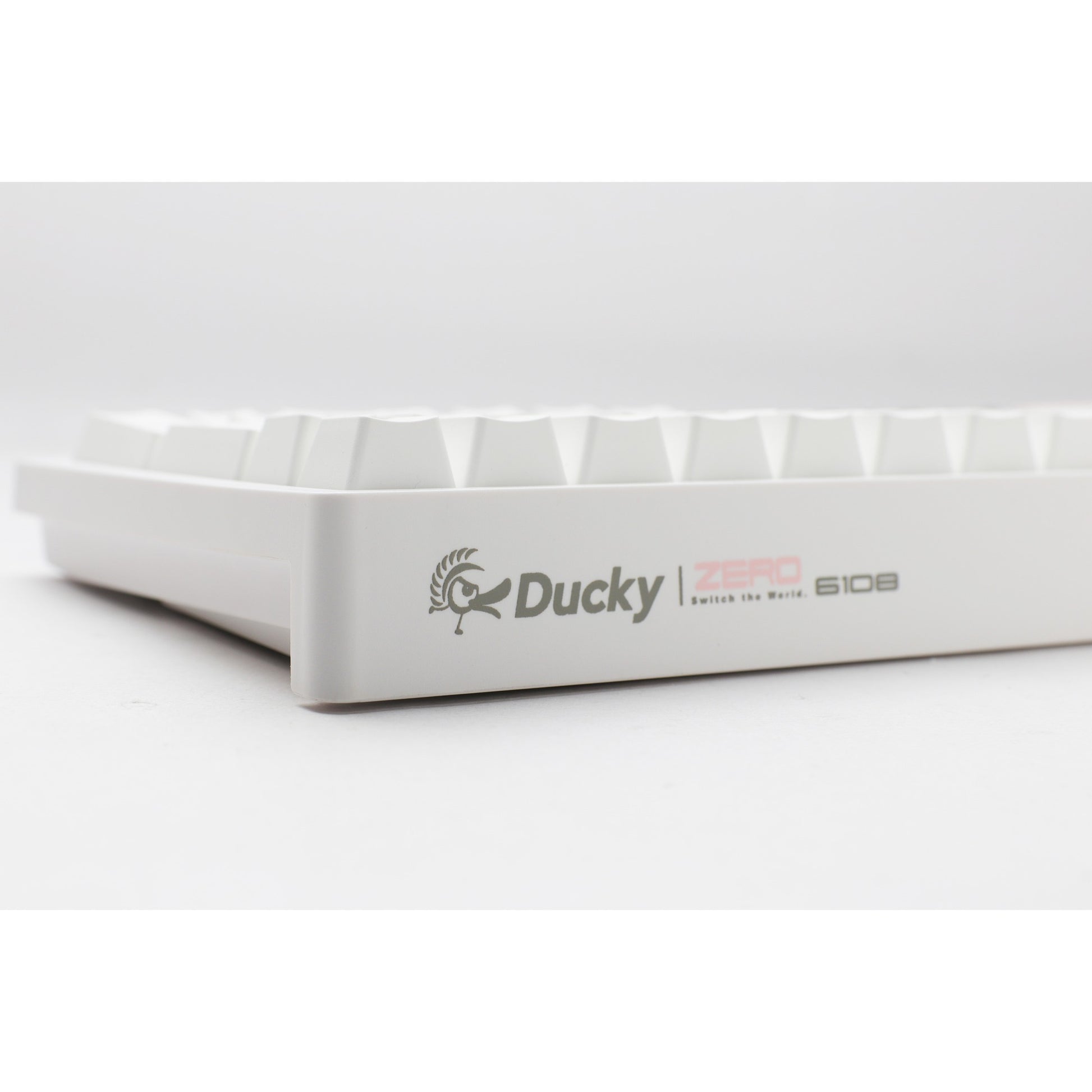 Ducky zero 6108 pure white rgb mechanisch gaming toetsenbord (wit, us lay-out (qwerty), cherry mx2a speed silver, 100%, rgb leds, double-shot pbt, hot swap, 2.4ghz | bluetooth | usb-c)