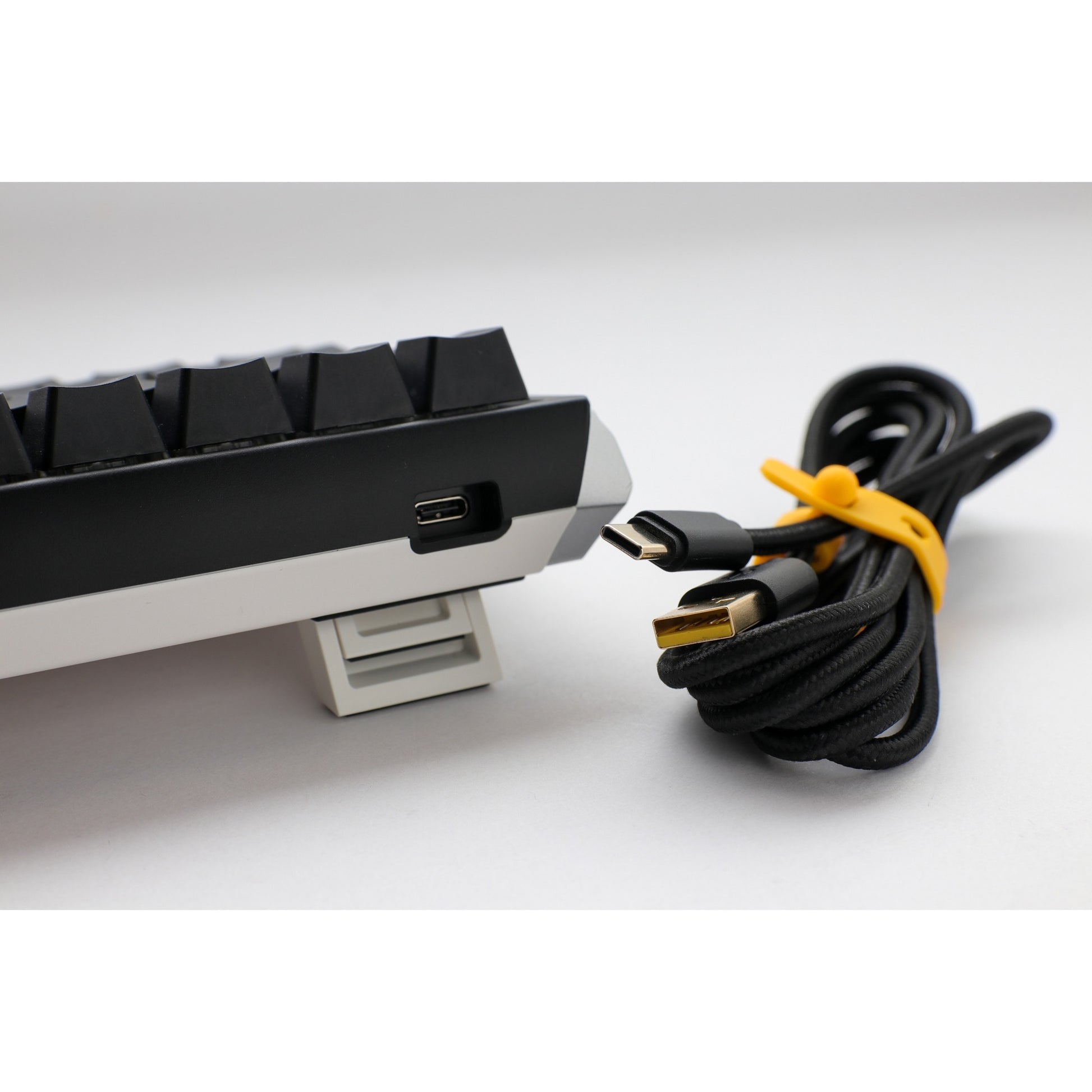 Ducky one 3 classic mini rgb mechanisch toetsenbord (zwart, us lay-out (qwerty), cherry mx silent red, 60%, rgb led, double-shot pbt, hot-swappable, quack mechanics)