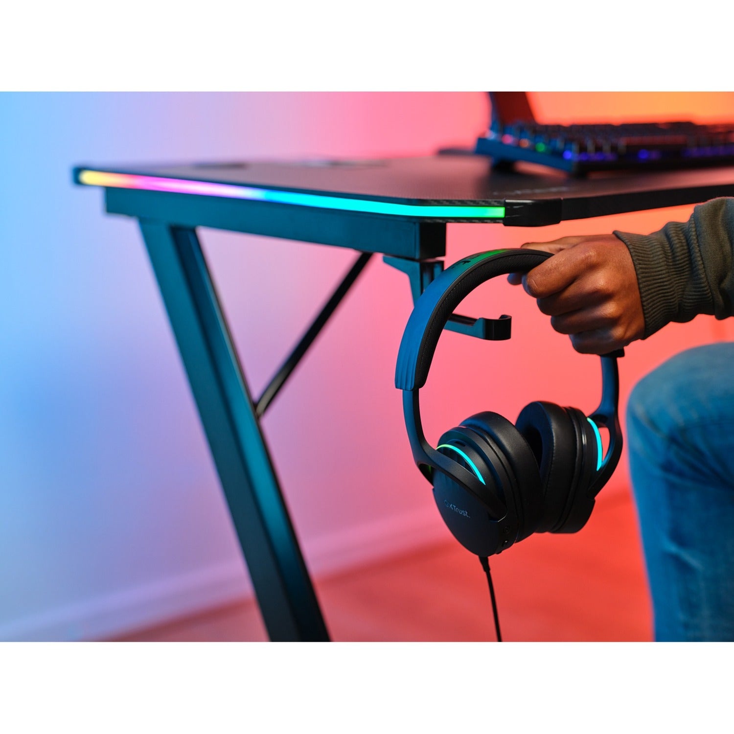 Trust gxt 709 luminus rgb-gamingbureau gaming desk (zwart)