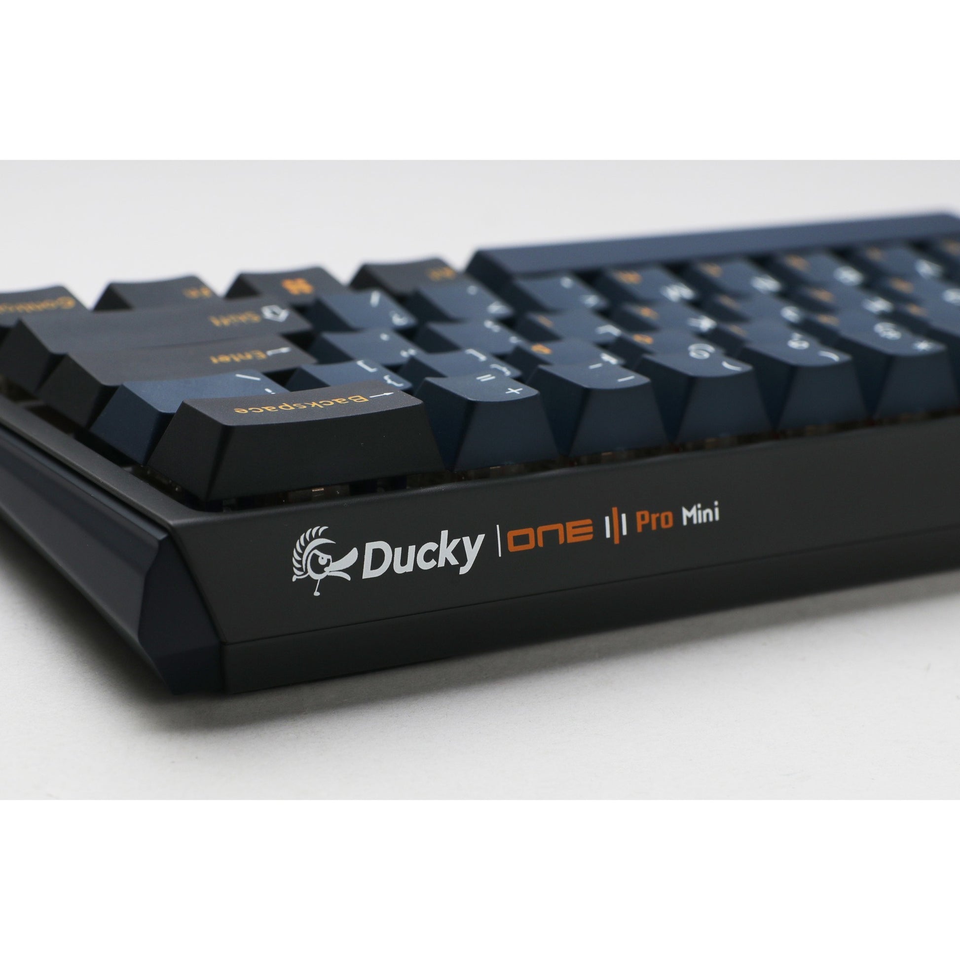 Ducky one 3 pro mini rgb mechanisch gaming toetsenbord (zwart, us lay-out (qwerty), cherry mx2a brown, 60%, rgb led, double-shot pbt, quack mechanics, hot swap)