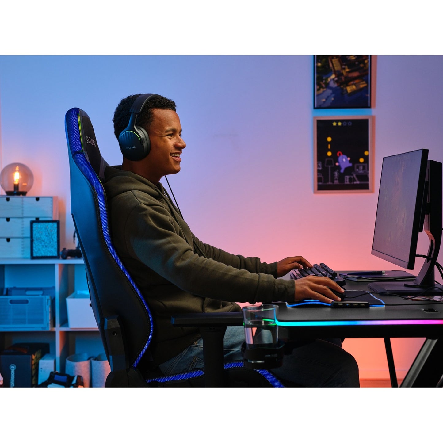 Trust gxt 709 luminus rgb-gamingbureau gaming desk (zwart)