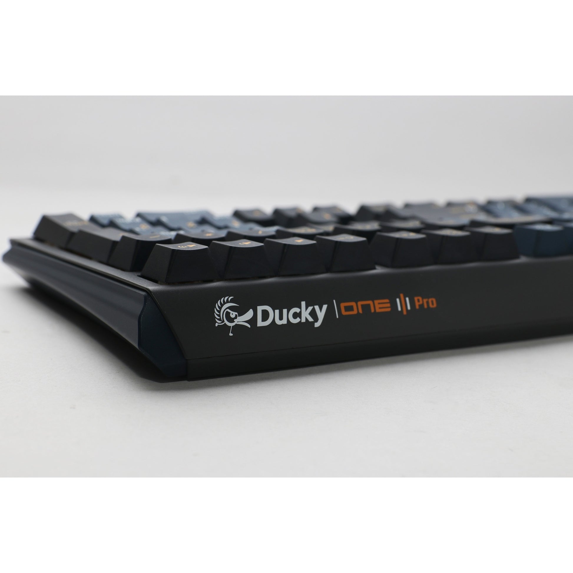 Ducky one 3 pro rgb mechanisch gaming toetsenbord (zwart, us lay-out (qwerty), cherry mx2a red, 100%, rgb led, double-shot pbt, quack mechanics, hot swap)