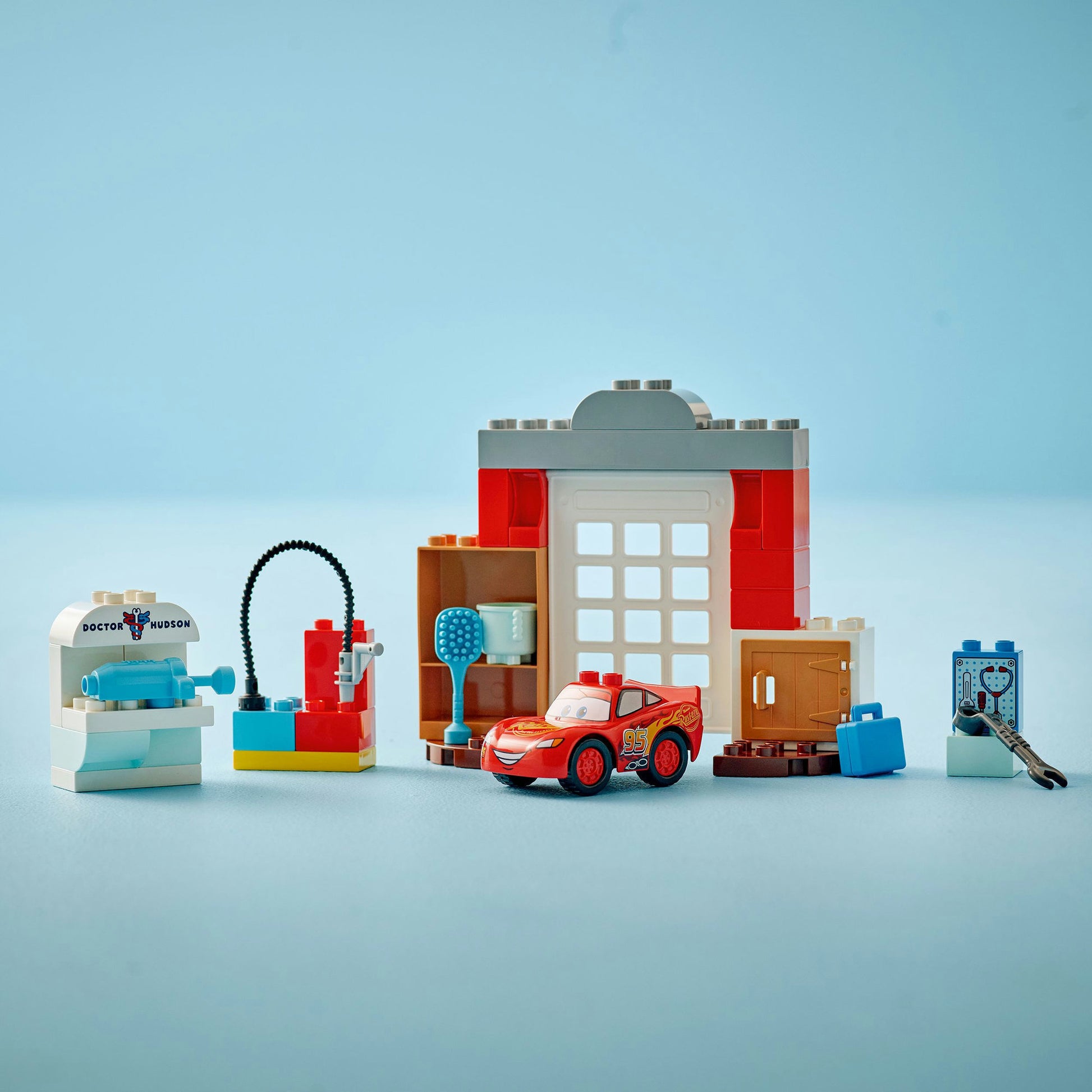 Lego duplo disney en pixar cars mcqueens bezoek aan docs garage - 10456