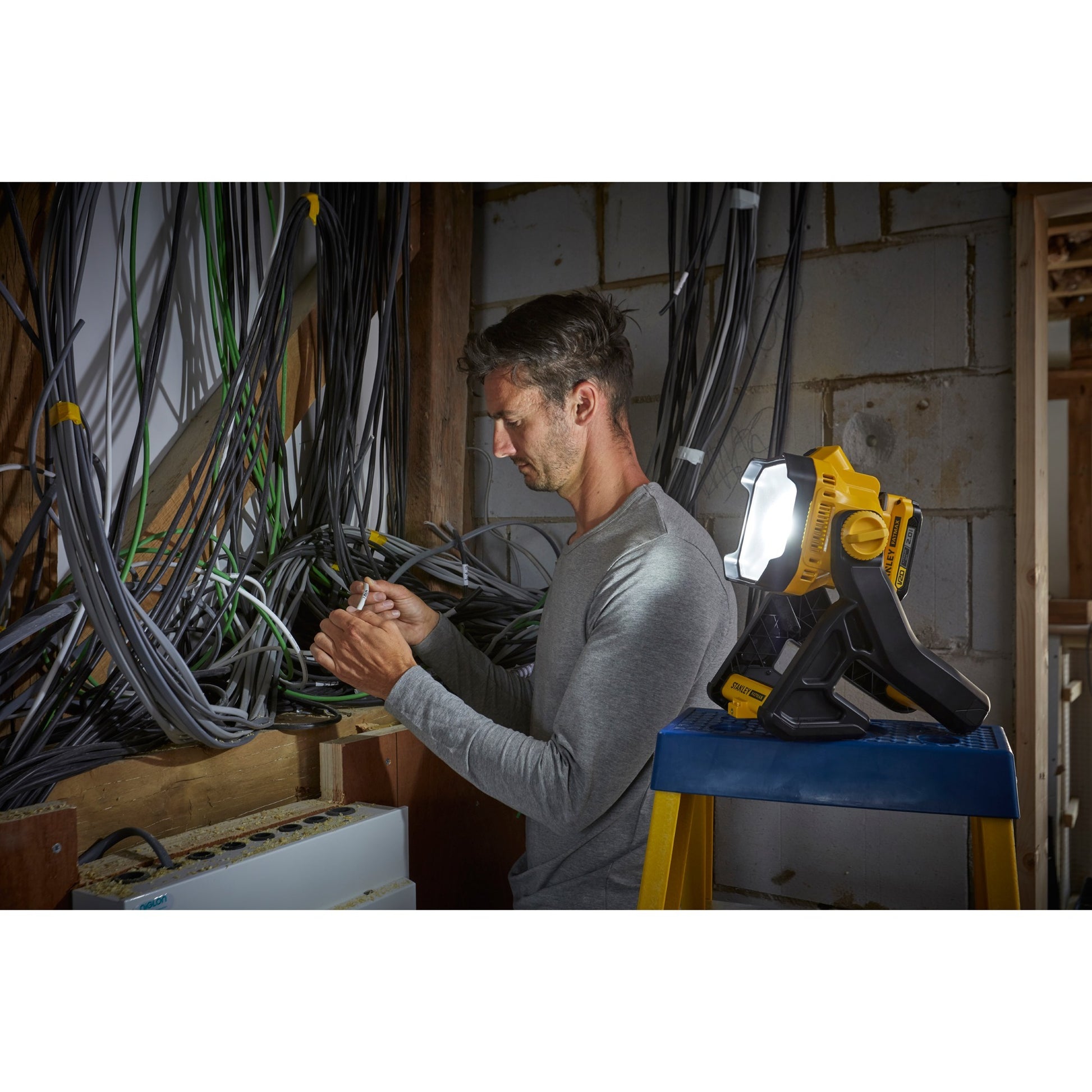Stanley fatmax v20 18v werklamp (geel zwart, accu en oplader niet inbegrepen)