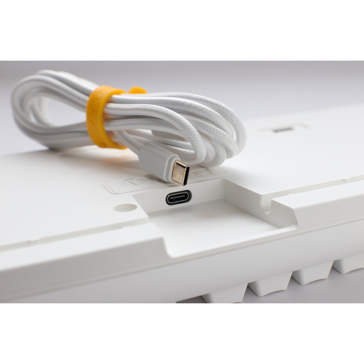 Ducky one 3 classic pure white rgb mechanisch toetsenbord (wit, us lay-out (qwerty), cherry mx silent red, 100%, rgb led, double-shot pbt, hot-swappable, quack mechanics)