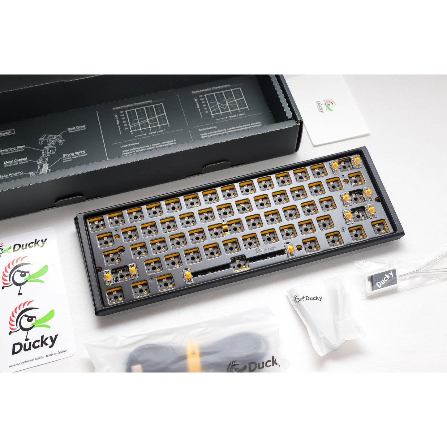 Ducky one 3 mini ansi layout barebone rgb mechanisch toetsenbord (zwart, us lay-out (qwerty), 60%, rgb leds, hot swap, barebone)