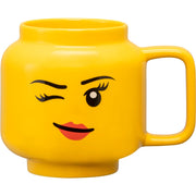Room copenhagen lego keramische mok - knipogend meisjeshoofd, groot (geel) - afbeelding 1
