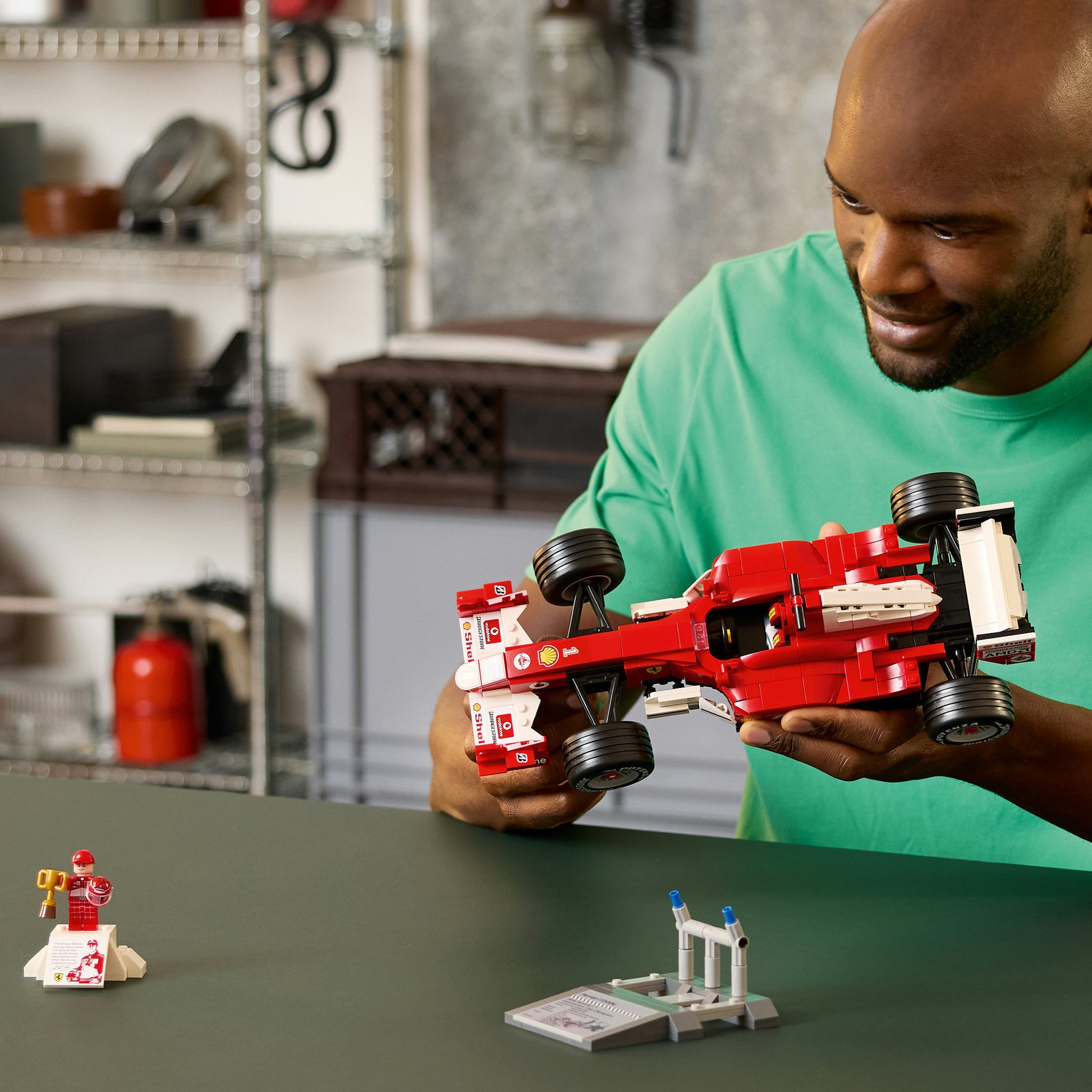 Lego icons ferrari f2004 en michael schumacher - 11375