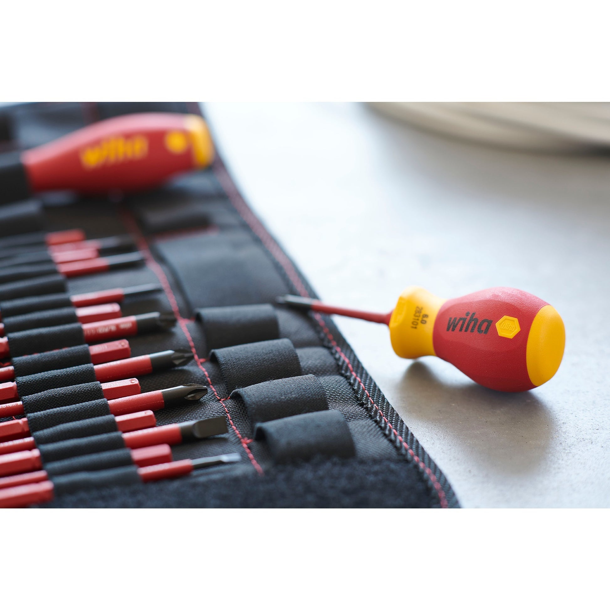 Wiha schroevendraaier en bitset slimvario (rood geel, sleufkop, pozidriv, plusmin pozidriv 10-delig incl. opvouwbaar etui)