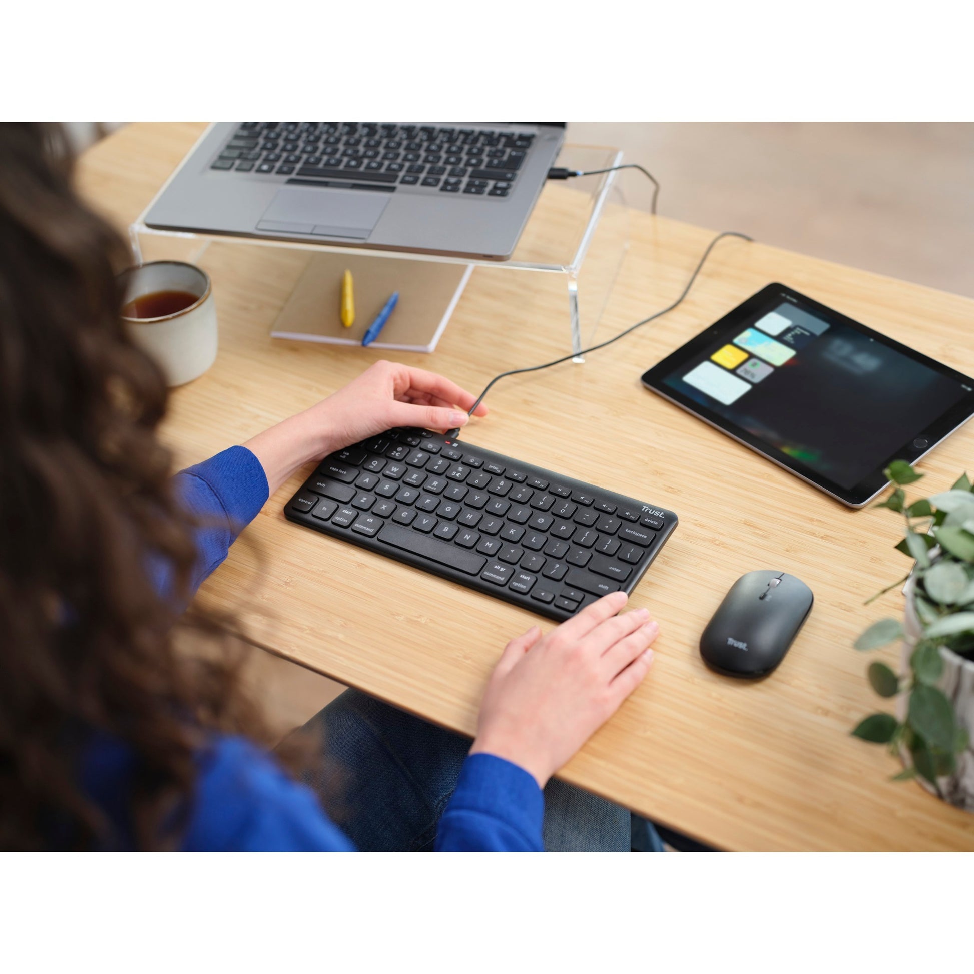 Trust lyra compact draadloos toetsenbord (zwart, us lay-out (qwerty), scissor switches, 65%, 2,4 ghz usb, bluetooth)