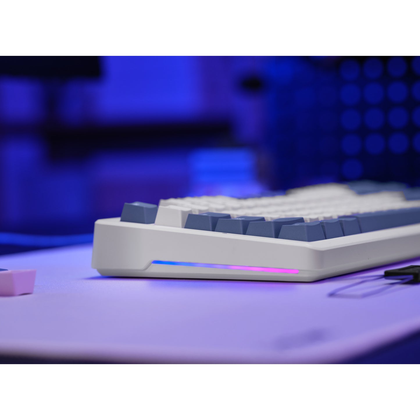 Trust gxt 872 xyra mechanisch tkl-gamingtoetsenbord (wit, us lay-out (qwerty), leobog seiya, 80% (tkl), rgb, hot swap)