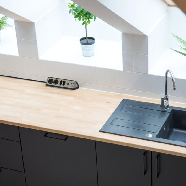 Brennenstuhl ®estilo hoekaansluitdoosstrook met usb laadfunctie 4-weg 2x b eschermend contactdoos 2x euro zilver zwart
