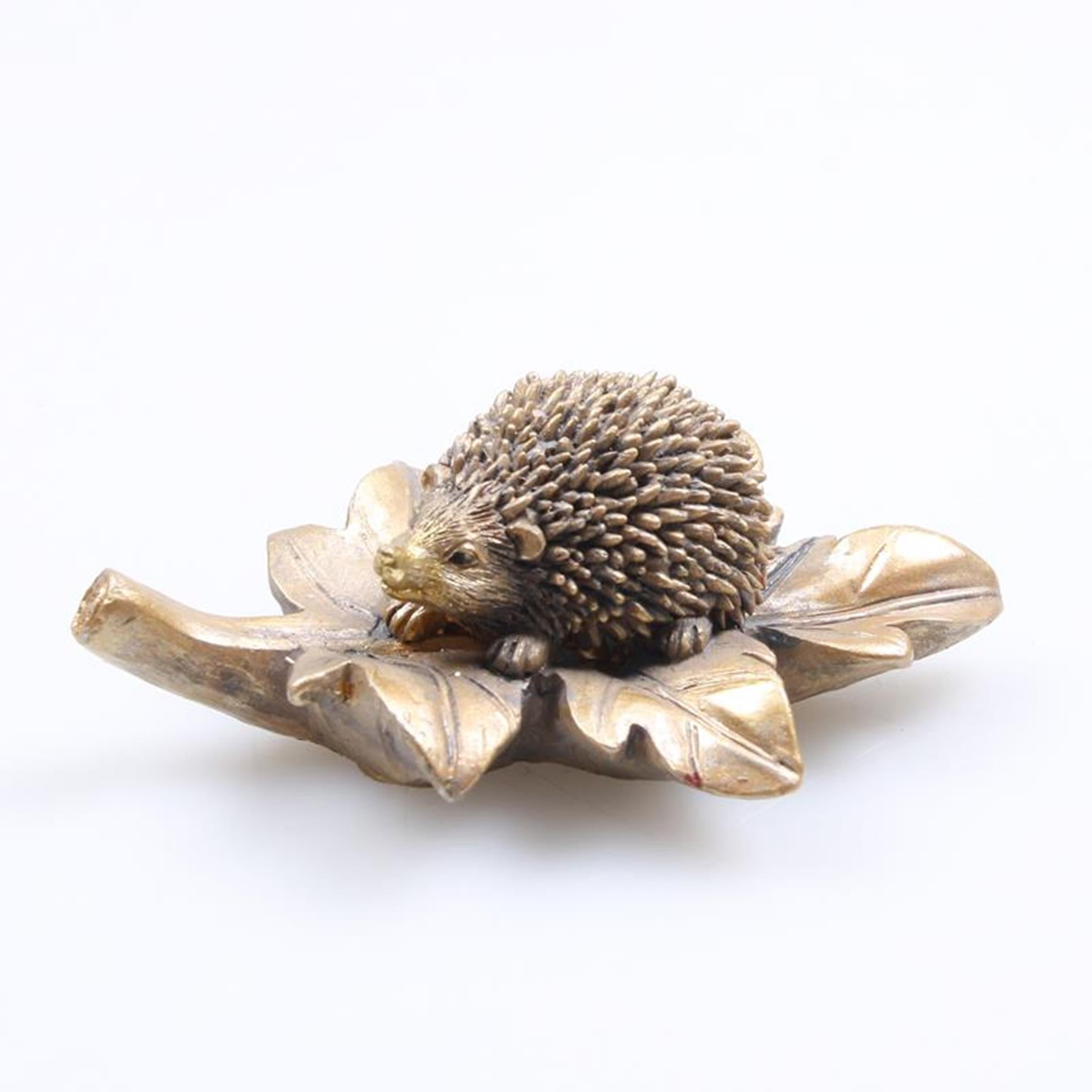 Season inspired decoration beeld egel op blad goud l10cm