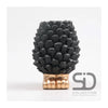 Season inspired decoration vaas dennenappel op voet 11,8x11,8x16cm zwart