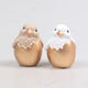 Season inspired decoration kuiken uit ei cement camel-wit 7x7x9,5cm 2 assorti